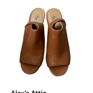 Bass Women’s Size 10M Open Toe Mules Clogs pre-owned See pics small scuff on fro